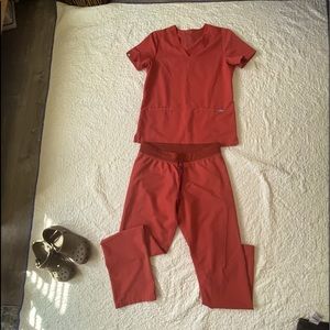 FIGS SCRUBS SET CLAY SMALL TOP MEDICAL MEDIUM TALL BOTTOM NURSING CAREGIVER RED